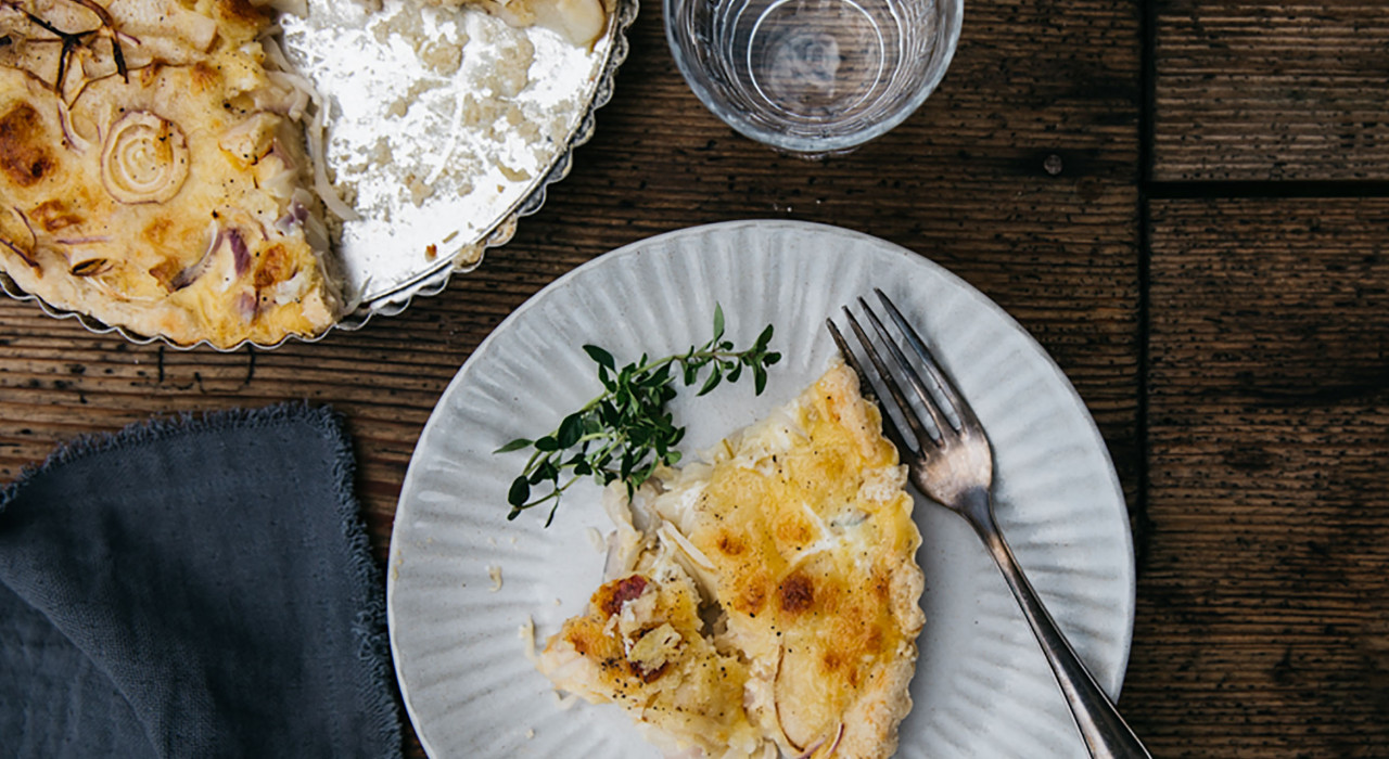 Zwiebel-Birnen-Quiche mit Bergkäse